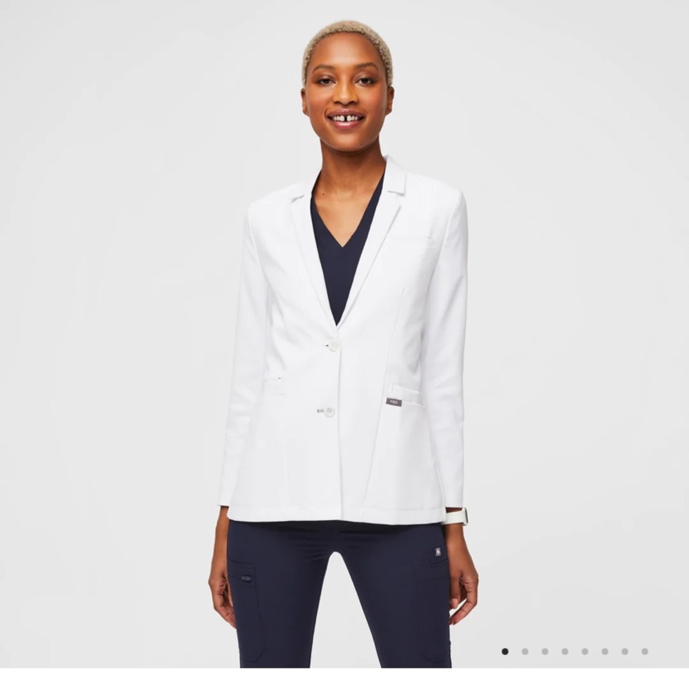 FIGS BELLEVUE Lab Coat - Short White Coat